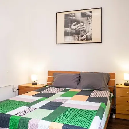 Front House Apartment *