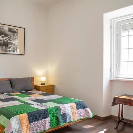 Front House Apartment *